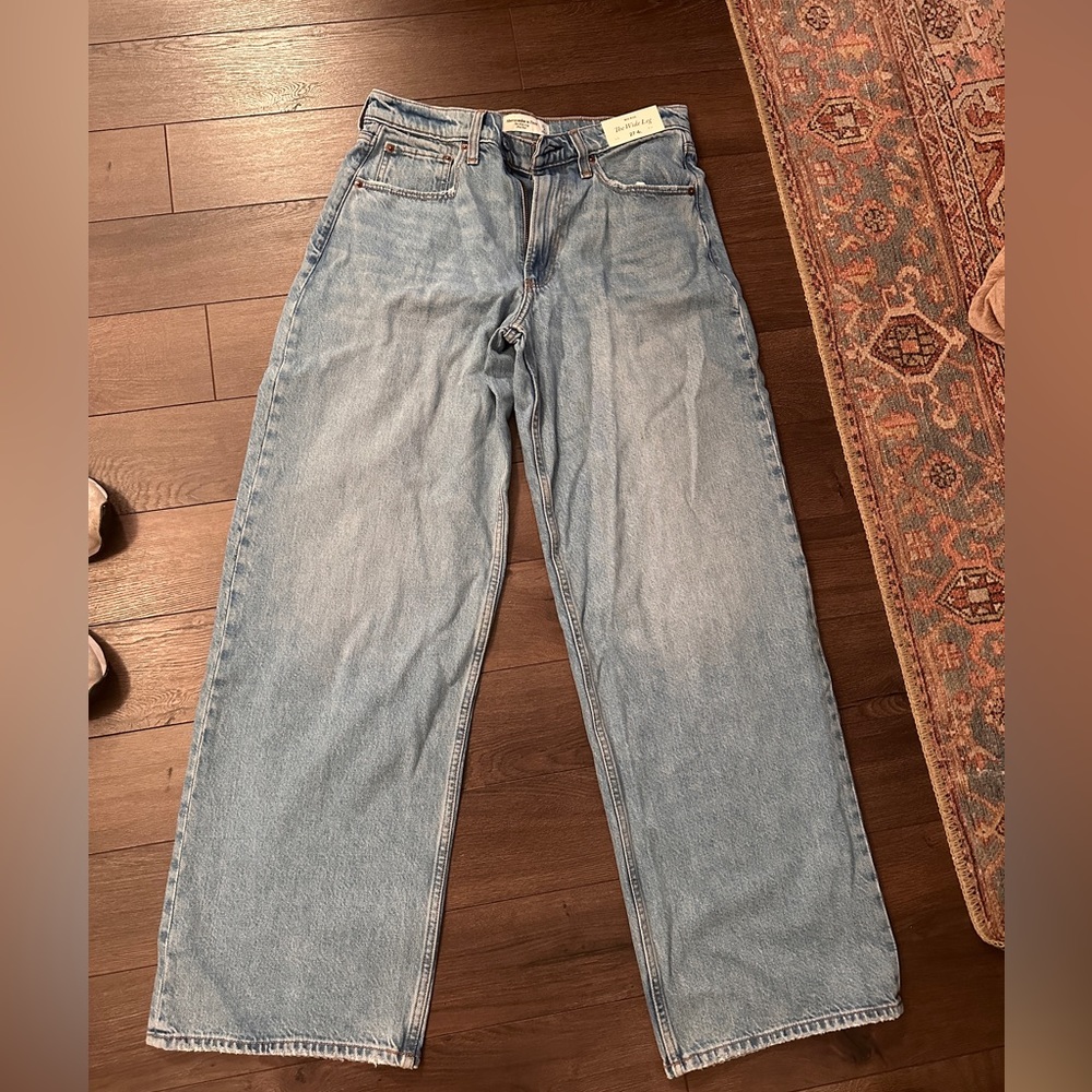 BRAND NEW - Abercrombie mid-rise wide leg jeans